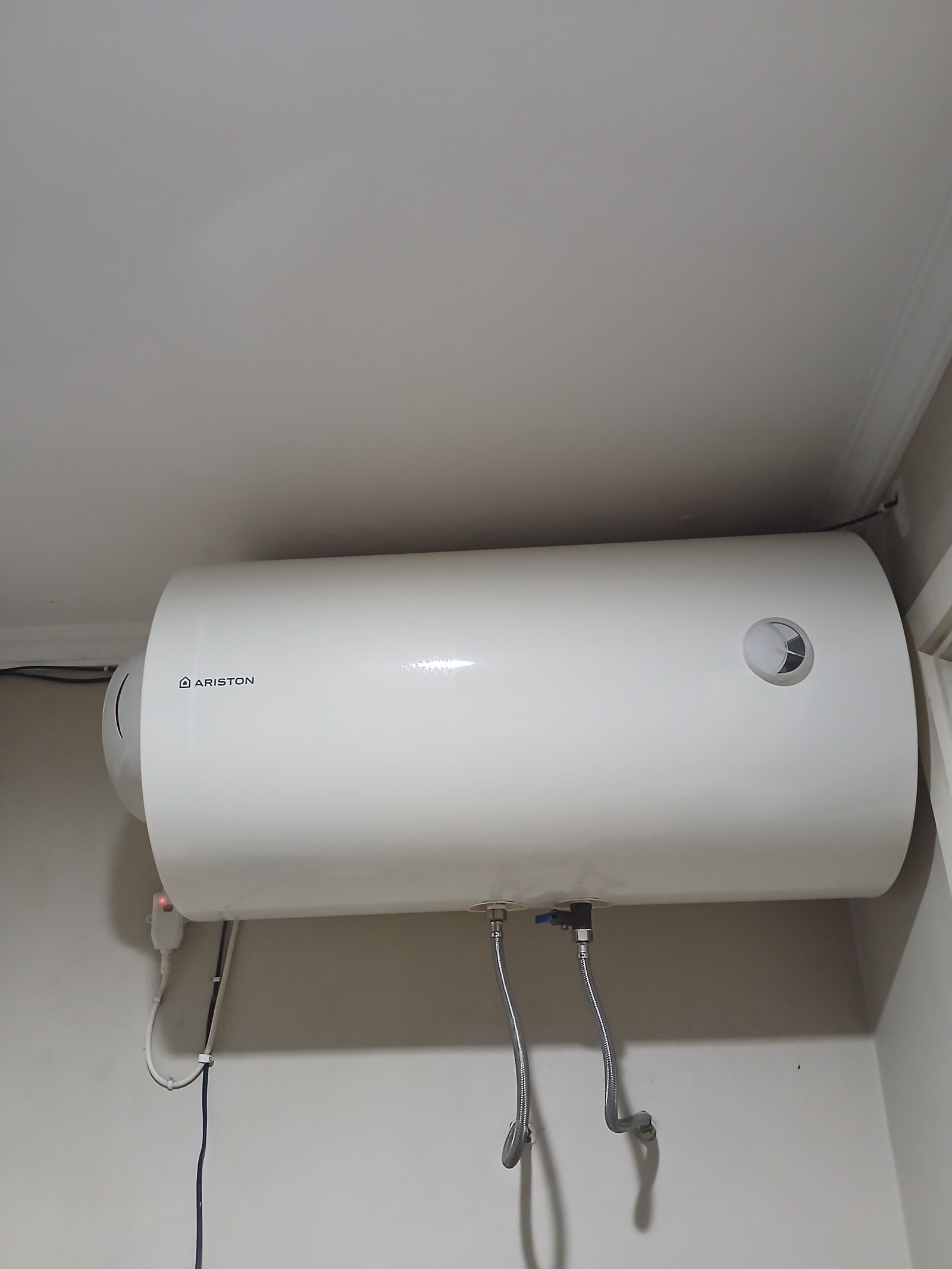 Pemasangan baru water heater Ariston